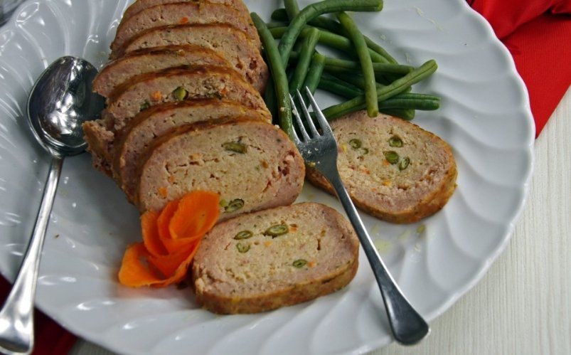 Куриный рулет: эффектная закуска из трёх ингредиентов Куриный рулет: эффектная закуска из трёх ингредиентов