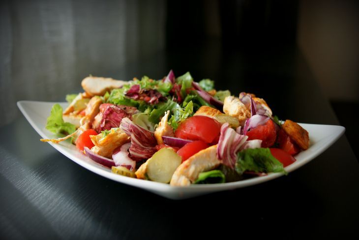 Вкусные салаты с сыром: рецепты лёгких закусок для всей семьи Вкусные салаты с сыром: рецепты лёгких закусок для всей семьи