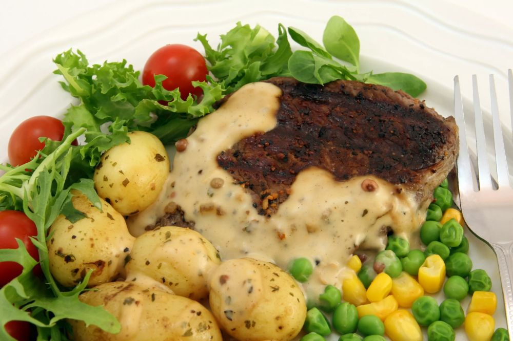 Свиные рулетики с беконом и сливочным маслом: сочное мясо, которое тает во рту Свиные рулетики с беконом и сливочным маслом: сочное мясо, которое тает во рту