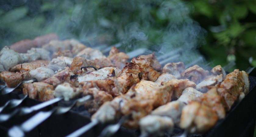 Секреты идеального шашлыка: как сделать мясо сочным и ароматным Секреты идеального шашлыка: как сделать мясо сочным и ароматным