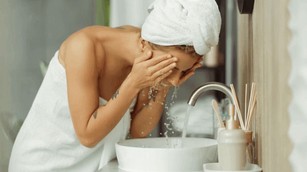 Какую воду лучше использовать для умывания: советы дерматологов Какую воду лучше использовать для умывания: советы дерматологов