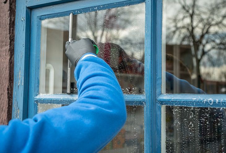 Как добиться идеальной чистоты окон без разводов: эффективная домашняя смесь Как добиться идеальной чистоты окон без разводов: эффективная домашняя смесь
