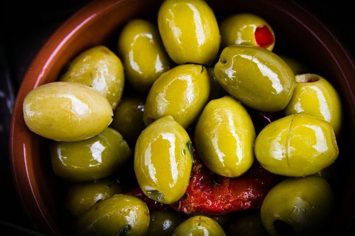 Оливки: польза, вред и кулинарные идеи Оливки: польза, вред и кулинарные идеи