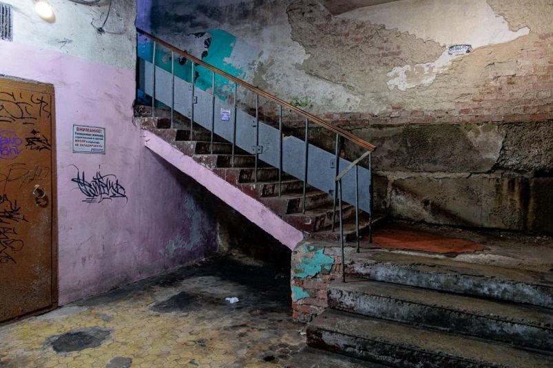 В Уссурийске обнаружили одинокую куклу в подъезде: странная находка вызвала волну шуток В Уссурийске обнаружили одинокую куклу в подъезде: странная находка вызвала волну шуток