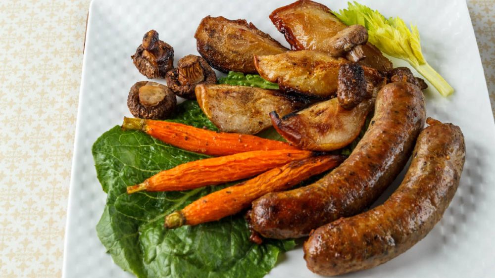 Вкусное и сытное блюдо для семейного ужина: нежные купаты с овощами Вкусное и сытное блюдо для семейного ужина: нежные купаты с овощами