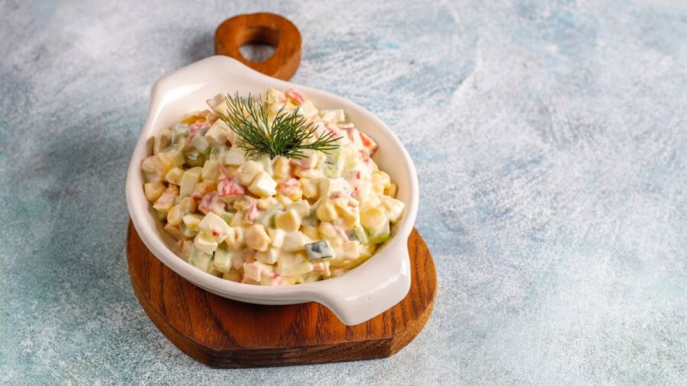 Салат с жареными солёными огурцами: новый взгляд на привычное блюдо Салат с жареными солёными огурцами: новый взгляд на привычное блюдо