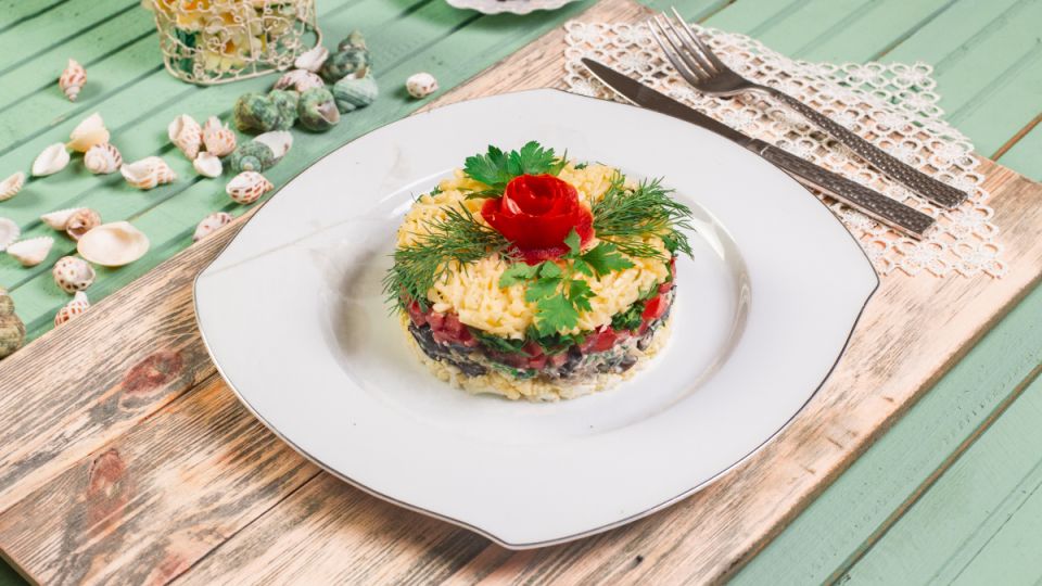 Новогодний салат «Драгоценная россыпь»: яркий и вкусный рецепт Новогодний салат «Драгоценная россыпь»: яркий и вкусный рецепт