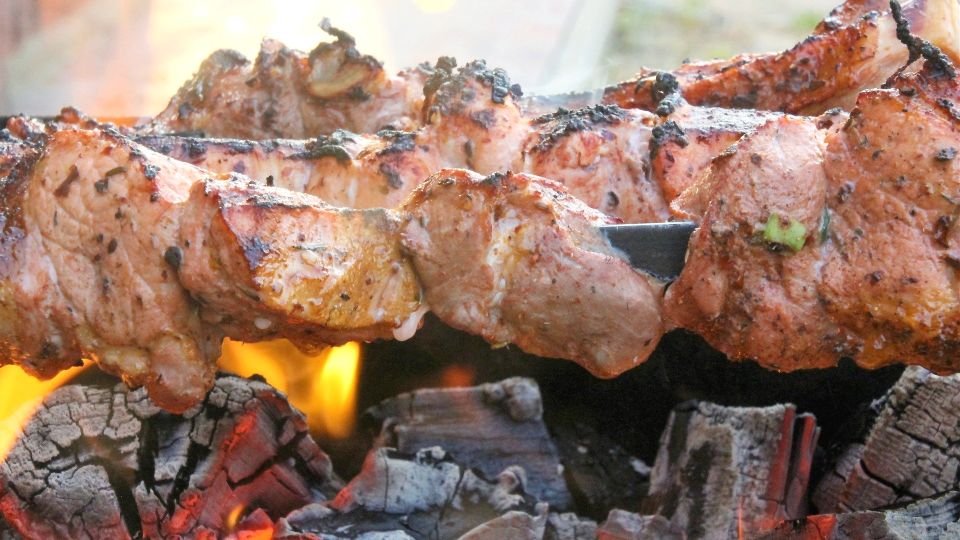 Секрет «несгораемого» шашлыка: как приготовить идеальное мясо Секрет «несгораемого» шашлыка: как приготовить идеальное мясо