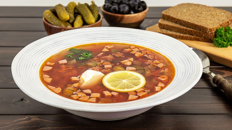Бюджетная солянка: как приготовить вкусный суп из доступных продуктов Бюджетная солянка: как приготовить вкусный суп из доступных продуктов