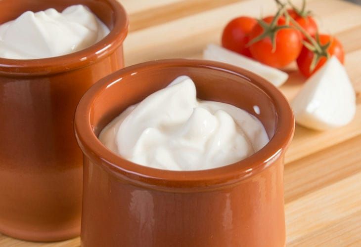 Сметана и греческий йогурт: как выбрать идеальный продукт для соуса и выпечки Сметана и греческий йогурт: как выбрать идеальный продукт для соуса и выпечки