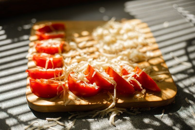 Вкуснейшая закуска за 15 минут: помидоры с сыром и чесноком