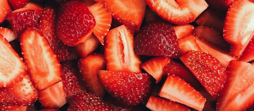 Клубника и земляника: ягоды, которые могут помочь отбелить зубы