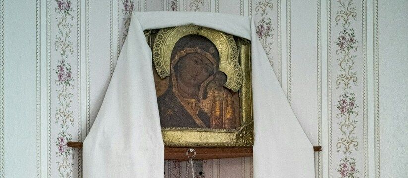 Как правильно молиться и обращаться к иконам в храме