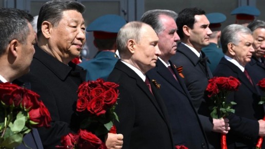 Загадочный момент встречи Путина и Си: переводчик прикрылся от любопытных взглядов