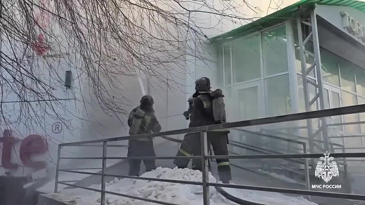 Девять часов сотрудники МЧС России продолжают тушить пожар в Улан-Удэ