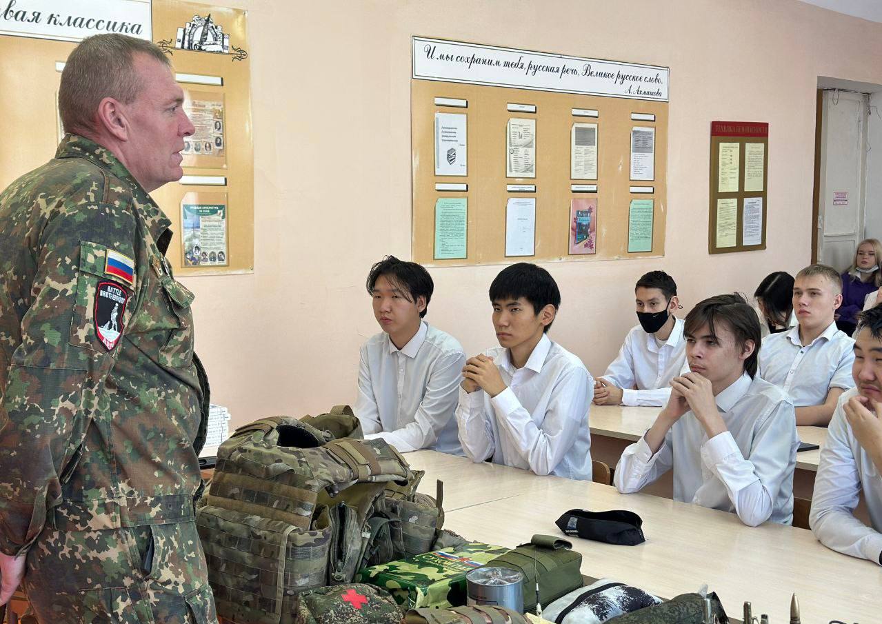 В Улан-Удэ ветераны транспортной полиции провели урок мужества и патриотизма для студентов техникума В Улан-Удэ ветераны транспортной полиции провели урок мужества и патриотизма для студентов техникума