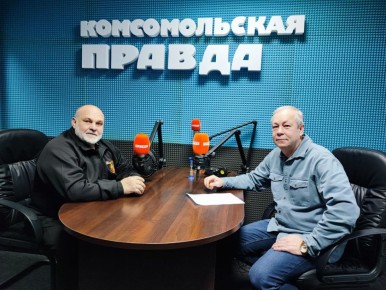 Эдуард Басурин: Друзья, сегодня воскресенье и мы встречаемся с вами в эфире на радио "Комсомольская правда-Новороссия" в 19.00