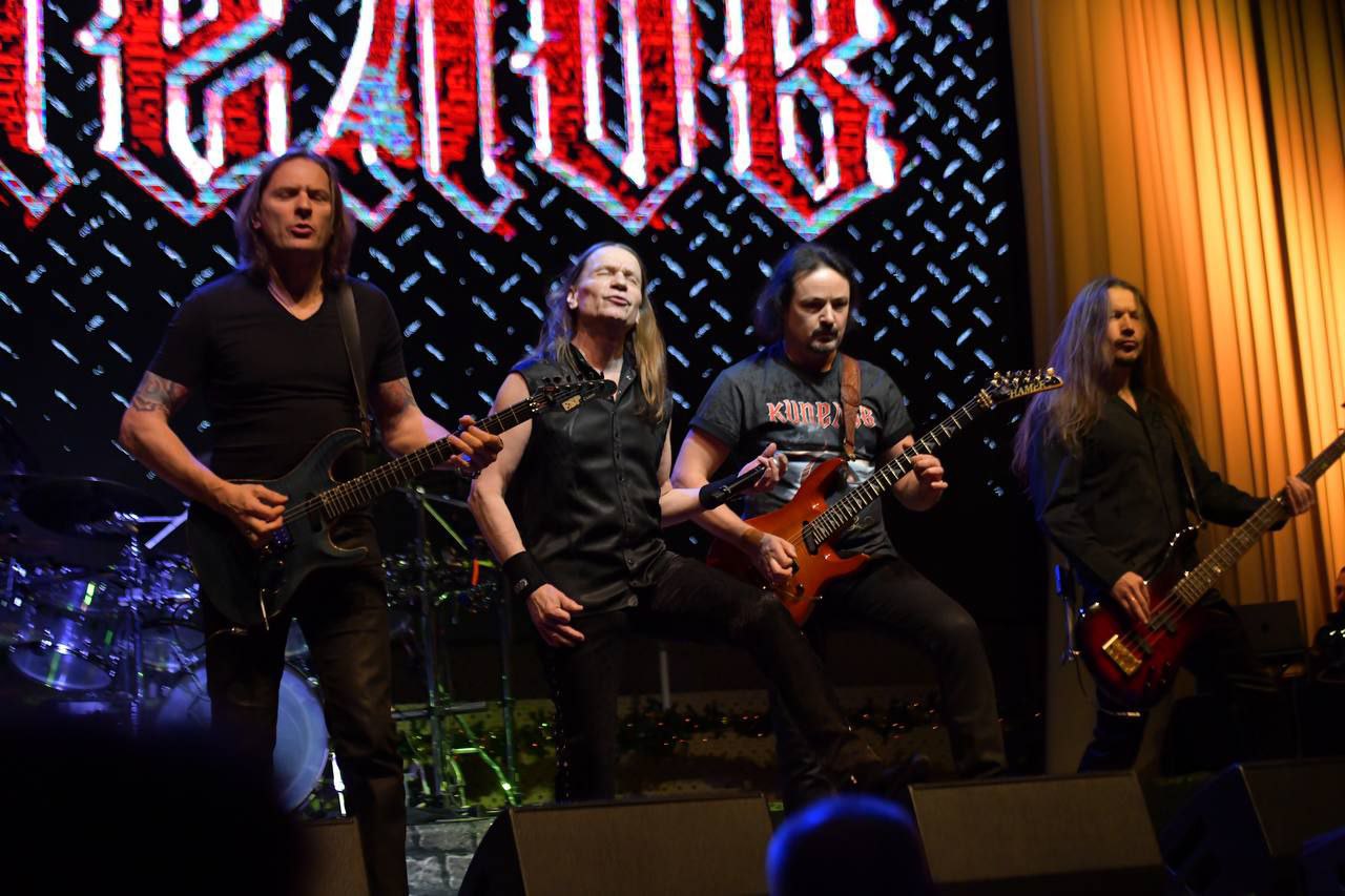 В преддверии Нового года группа "Кипелов" провела грандиозный концерт в Центральном военно-клиническом госпитале имени А.А.Вишневского